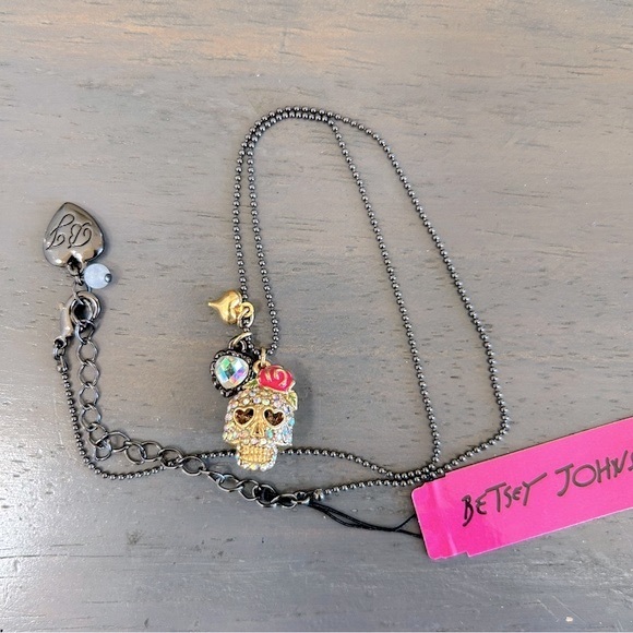 Betsey Johnson Rhinestone Scull Necklace Gold NWT Gold Heart adjustable - Picture 1 of 4